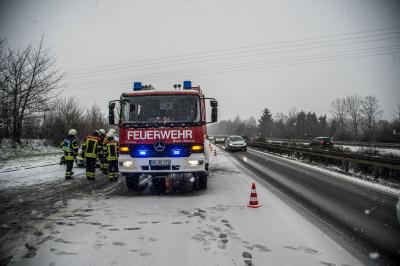 Korb: Pkw kommt bei Schnee von der B14 ab und knallt gegen Baum - 2 Verletzte